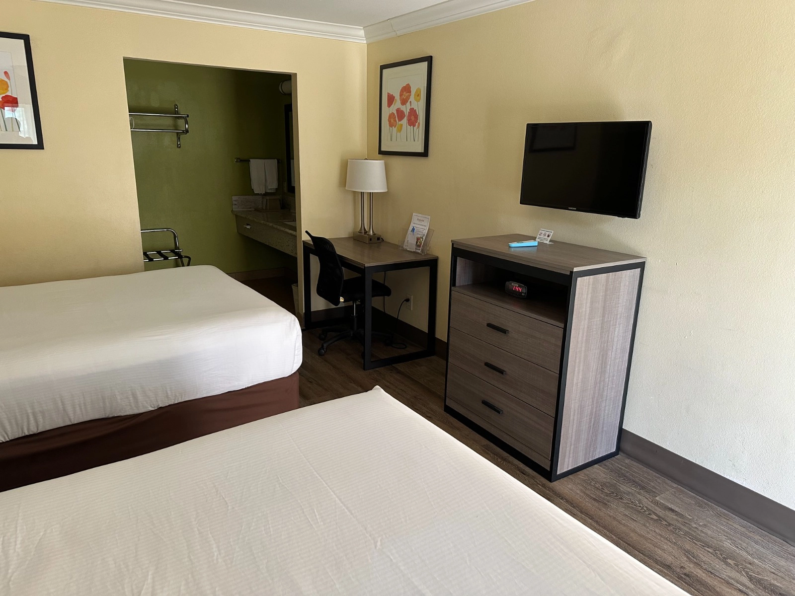 affordable-hotel-rooms-in-solara-inn-suites-anaheim-ca-book-now