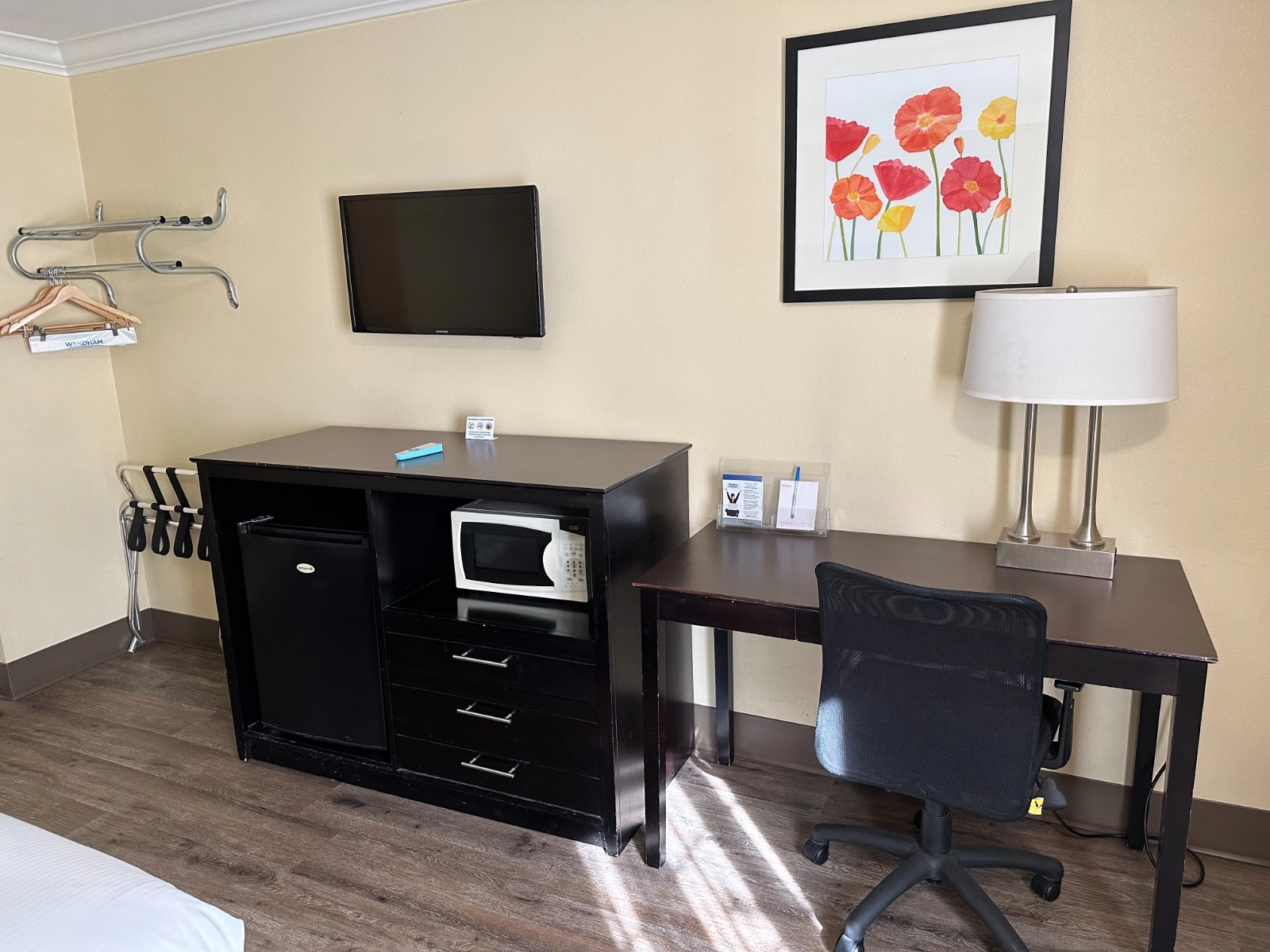 affordable-hotel-rooms-in-solara-inn-suites-anaheim-ca-book-now